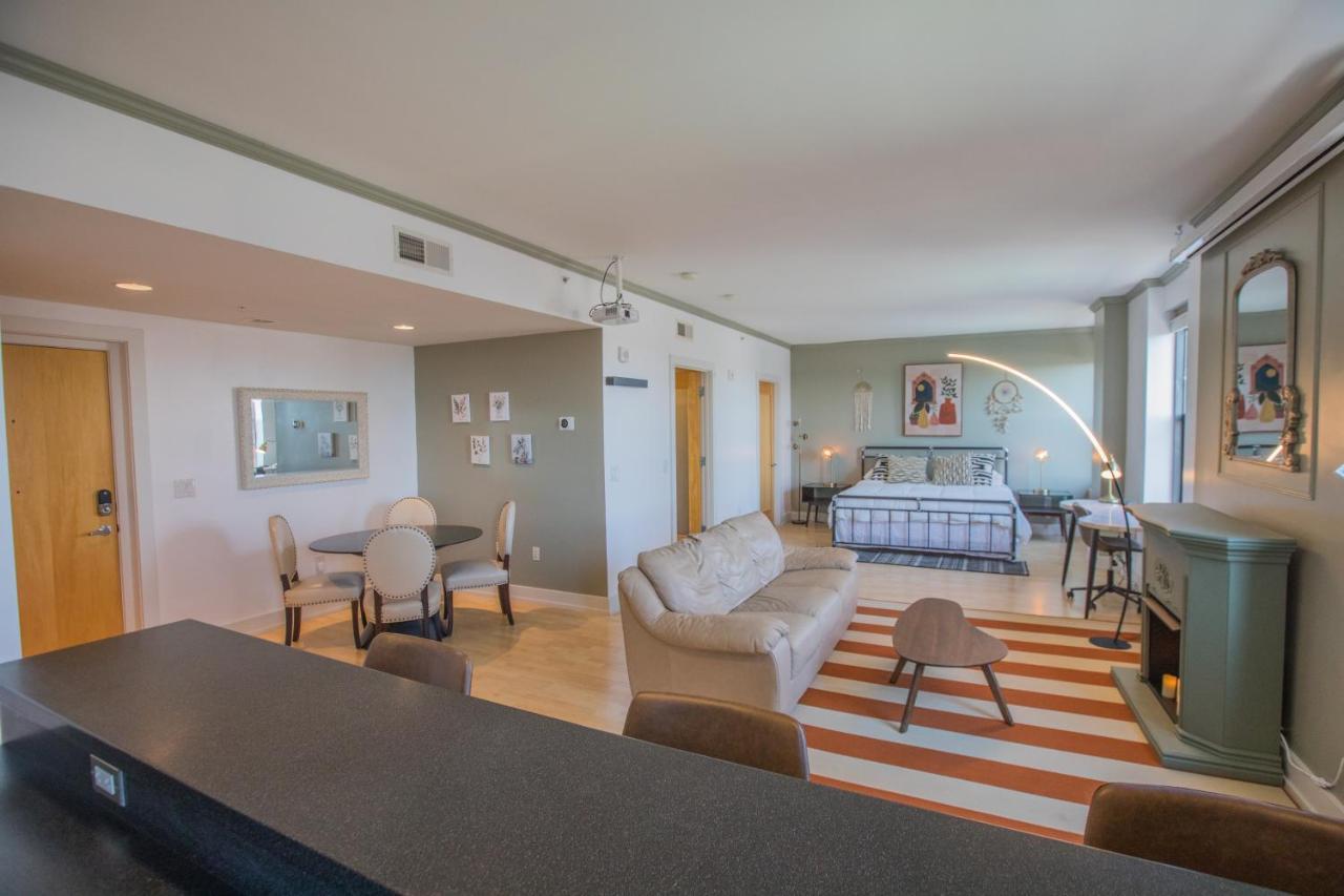 Designer Downtown Condo Suite - Splendid View Des Moine Exteriör bild